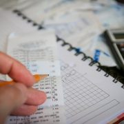 食料品の消費税率1％への引下げと給付金の動向